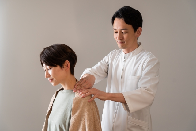 ストレートネックによる首や肩の不調でお悩みの方へ｜整骨院でできるサポートとは