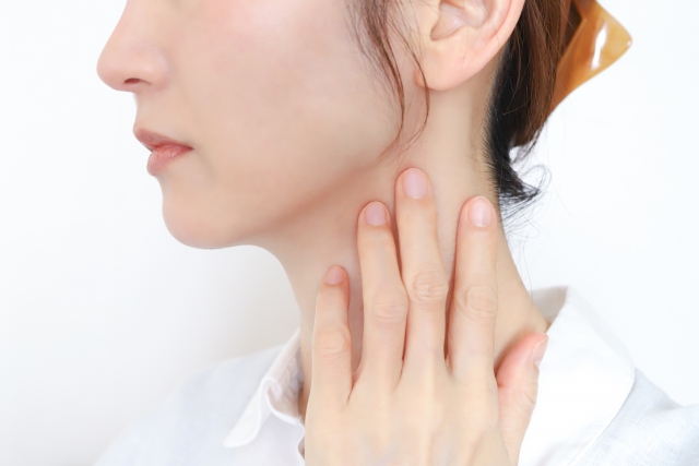 ストレートネックで首が痛いのはなぜ？原因・対処法・受診の目安